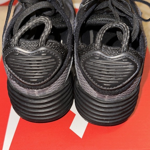 Kids NIKE AIR MAX 2090 (PS). Size 13c - Picture 3 of 6